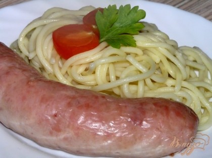 Готово! Сервируем блюдо и подаем купаты со спагетти. Их можно есть в оболочке, а можно очистить. Приятного аппетита! :)