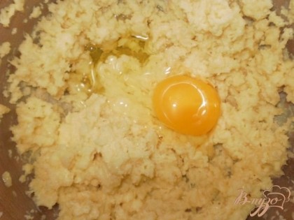 В остывшее тесто по одному начинаем вбивать яйца, постоянно размешивая.