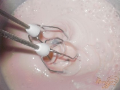 Для крема взбиваем сметану с сахаром (у меня крем розового цвета т.к. я добавила в него ложку клубничного сиропа для вкуса и красоты).