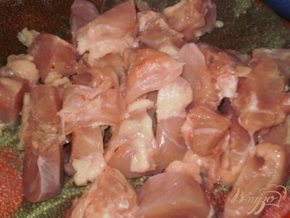 Мясо нарезаем небольшими кусочками(я использовала мясо голени кур, оно более мягкое чем грудка).