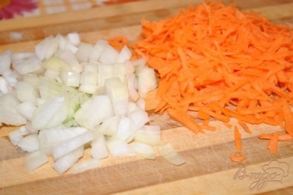 Лук нарежьте кубиком, морковь натрите на терку, добавьте в кастрюлю, варите минут 10-15.