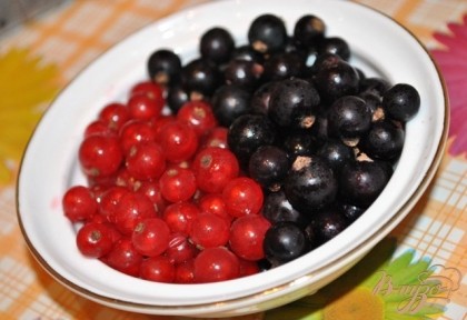 Тем временем подготовьте ягоды. У меня - черная и красная смородина, вишня и малина.