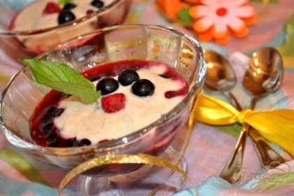 Выложите йогурт на охлажденные ягоды, украсьте сверху целыми свежими ягодками и листьями мяты по желанию и подавайте к столу.Приятного аппетита и хорошего летнего настроения!