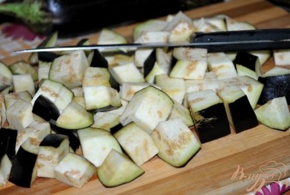 Баклажаны и перец режем кубиками. Добавляем в почти готовый картофель, варим до готовности.