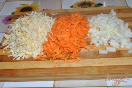 Овощи очистите. Лук нарежьте кубиком, морковь и пастернак натрите на крупной терке. Отправьте в кастрюлю. Варите под крышкой 15 мин.