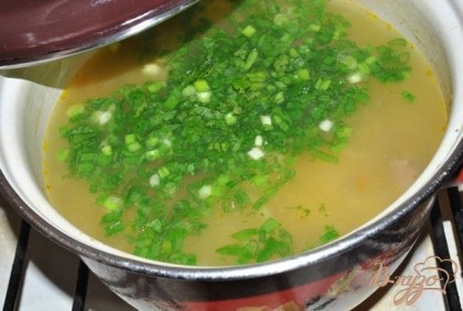 В готовый суп добавьте рубленую зелень, снимите с огня, накройте крышкой и дайте настояться 10-25 мин.
