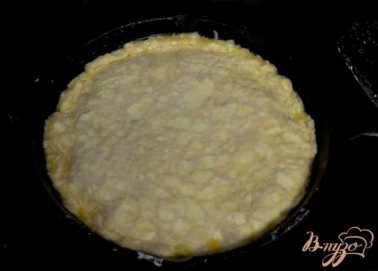 Наше тесто кругом выложим поверх готовых теплых яблок. Концы должны быть по кольцу сковороды внутрь. Поставим в духовку на 25 мин. или пока тесто не станет золотистого цвета. Готовому тарту дадим отдохнуть 10 мин.