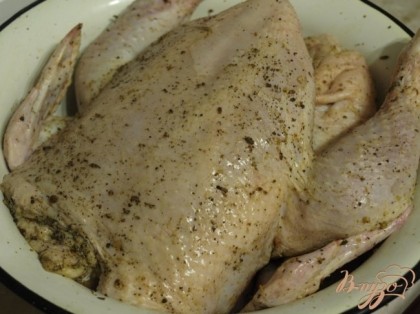 Курицу хорошо помыть и обсушить бумажными полотенцами.Посыпать курицу приправой не содержащей соли и чёрным молотым перцем.