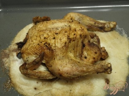 Духовку разогреть до 180 градусов,поставить в неё курицу и запекать 1 час.Затем температуру увеличить чтоб курица зарумянилась.Готовность курицы проверяем вилкой - если вытекает прозрачный сок,курица готова.