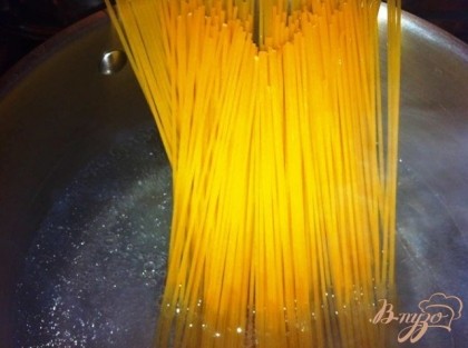 Ставим варить спагетти.