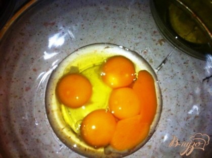 Вбиваем одно яйцо и 5 желтков.