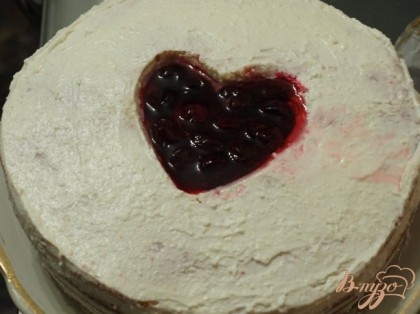 Вытащить торт, в выемку «сердечко» выложить плотно вишни и аккуратно залить остывшим желе. Снова убрать в холодильник.