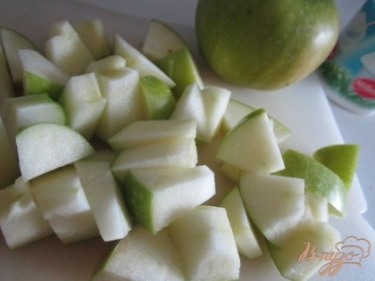 Яблоко порезать на 4 части, вынуть часть с семечками и нарезать мелко.