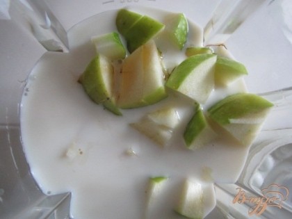 В блендер выложить йогурт, налить молоко, добавить яблоки и сироп. Взбивать не меньше 1 минуты.
