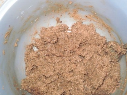 Перемешиваем измельченный бисквит с кремом и формируем пирожные.