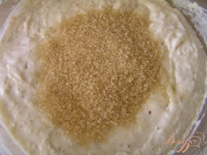 Приготовить опару по рецепту http://vpuzo.com/vypechka/4056-vanilnye-ruletiki-na-hmelevoy-zakvaske.html до 10 шага. Затем к опаре добавить растительное масло, перемешать, всыпать коричневый сахар, соль и ванилин,