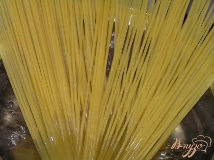 Тем временем отварить спагетти аль-денте.