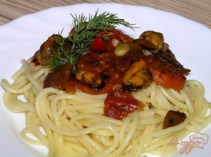 Готово! Подавать спагетти с мидиями и овощами. Приятного аппетита! :)