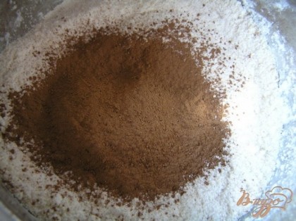 Приготовить бисквит. Соединить все сухие ингредиенты: миндальную муку с сахаром, разрыхлитель, ванилин, обычную муку и какао, перемешать.