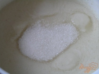 Приготовить крем. Из кокосового молока и манки сварить кашу, добавить сахар, перемешать.