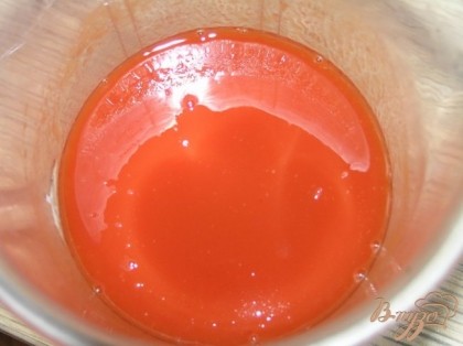 Приготовить желе. Желатин замочить в воде до набухания, затем распустить на водяной бане, влить в томатный сок, добавить сахар и перемешать до полного его растворения.