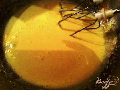 В огнеупорную миску положить сливочное масло, сахар и мед.Миску поставить на водяную баню и нагревать, помешивая, около 4-5 минут, пока смесь не станет однородной, а сахар частично растворится.Добавить соду, хорошо перемешать и нагревать, помешивая, 1 минуту.Снять миску с водяной бани, добавить яйца и быстро перемешать венчиком до однородности.