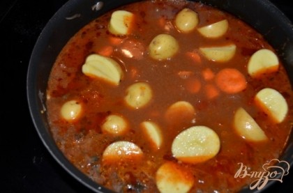 Вернем говядину в сковороду или в жаровню,добавим паприки,томатов из банки, бульон и томат.пасту,орегано. Посолим и поперчим.Закроем крышкой,убавим огонь и готовим примерно 1 1/2 часа. Добавим затем морковь и картофель и готовим еще 30 мин. или до готовности овощей.