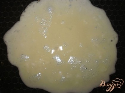 Небольшое количество взбитых яиц вливаем на разогретую сковороду и обжариваем блинчик с обеих сторон.