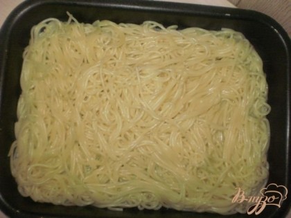 В форму для запекания выкладываем спагетти.
