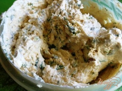 Сливочный сыр или нежный творожок, смешиваем с паприкой и белым перцем, порезанной зеленью.