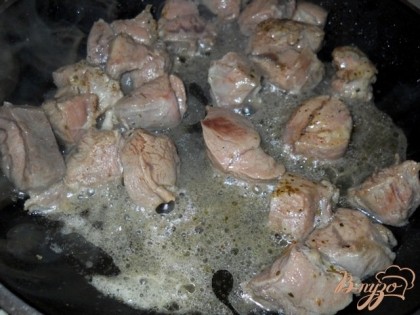 На сковородке подогреть небольшое количество растительного масла (можна заменить на шпик или свинное сало) и обжарить телятину до золотистого цвета.