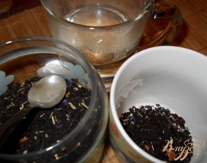 Заварить чай с веточками мяты в чашке или заварнике:Ополосните чашку или заварник кипятком. Выложите в емкость для заваривания 1 ч.л. черного чая + 2 веточки мяты, залейте 150 мл кипятка. Дайте настоятся под крышкой 10-15 мин.