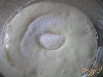 "Оживить" закваску и приготовить опару по рецепту http://vpuzo.com/vypechka/4056-vanilnye-ruletiki-na-hmelevoy-zakvaske.html до 10 шага. Затем к опаре добавить сахар и соль,