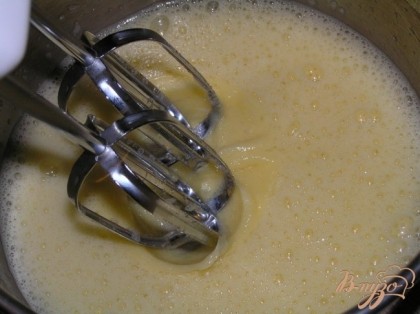 Растопить сливочное масло, в отдельной посуде смешать муку и разрыхлителем и содой. Яйца взбить миксером с сахаром,