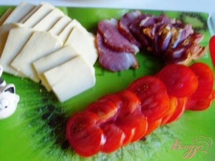 Сыр, ветчину, помидорчик нарезать , примерно  одинаковыми  прямоугольничками.