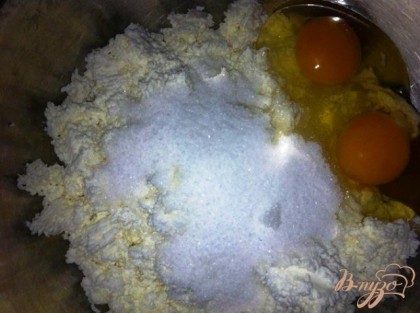 Добавить яйца, сахар, растопленное сливочное масло, соль и все это хорошо перемешать.