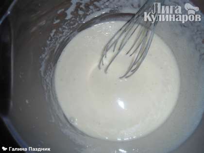 Яйца взбить с сахаром в плотную пену.