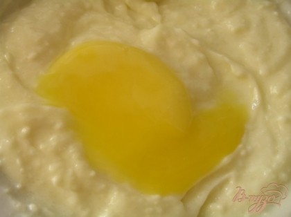 А пока приготовить крем. Немного взбить творожный сыр с сахаром, ванилином и яйцом.