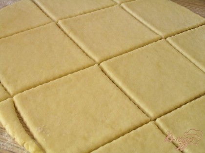 Затем достать тесто, раскатать, нарезать на квадраты (со стороной 8-10 см)