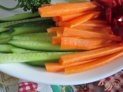 Набор овощей по вкусу и по сезону. У меня морковь, свежий огурчик и сладкий перец. Красиво подать овощи , нарезанные на палочки одинакового размера. Можно поставить их в высокий стаканчик.