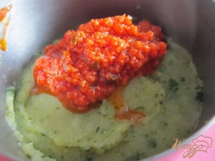В сервировочные круги выложить сначала овощное пюре, затем соус "Песто" и кусочки рыбы.