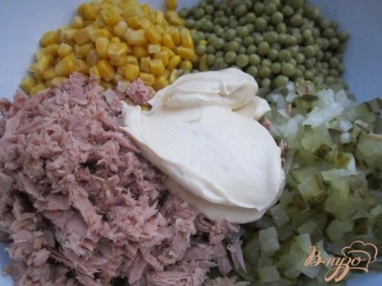 Уложить все в салатник к готовым макарошкам. Заправить майонезом, приправить солью и перчиком по вкусу, перемешать.