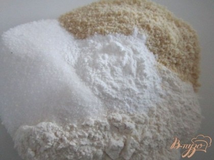 Муку, молотый миндаль (50 гр.), сахар, пекарский порошок смешать вместе.