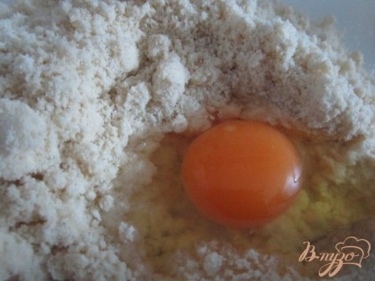 Выбить 1 яйцо, замесить тесто. Добавить 2 ст.л. холодной воды.Тесто должно быть мягким и не липнуть к рукам. Если оно еще липнет (зависит от размера яйца), можно добавить немного муки.