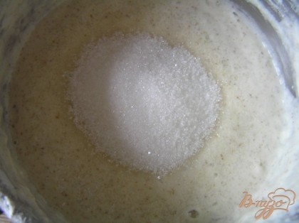 "Оживить" закваску и приготовить опару по рецепту http://vpuzo.com/vypechka/4056-vanilnye-ruletiki-na-hmelevoy-zakvaske.html до 10 шага. Затем к опаре добавить сахар, соль, ванилин,
