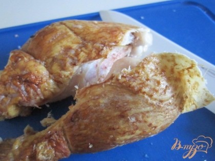 С кусочков курицы снять кожу и нарезать на мелкие кусочки.