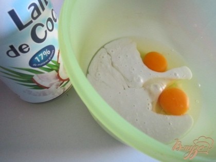 Из кокосового молока и яиц приготовить заливку. Соль по вкусу.