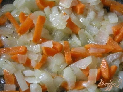 Половину луковицы обжарить на растительном масле, добавить половинку нарезанной моркови, обжаривать 3-5 минут,