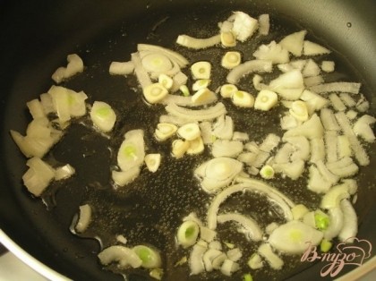 В другой сковороде обжарить оставшуюся половину луковицы, добавить нарезанный чеснок,