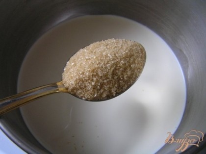 В кастрюльке соединить молоко, сливки и сахар, довести почти до кипения (примерно 85*С), снять с огня,